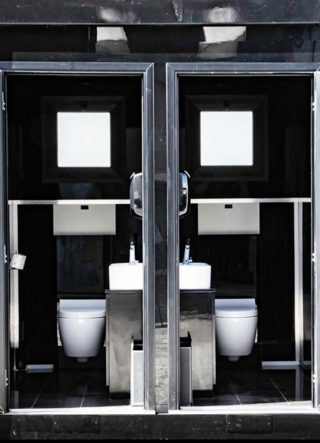 visuale del bagno mobile prefabbricato con entrambe le porte aperte