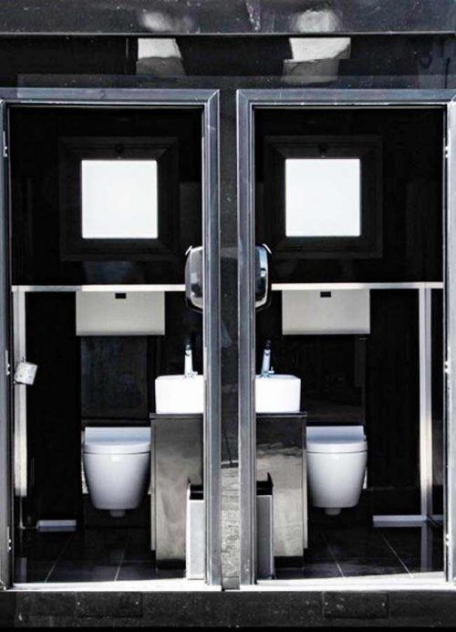 visuale del bagno mobile prefabbricato con entrambe le porte aperte