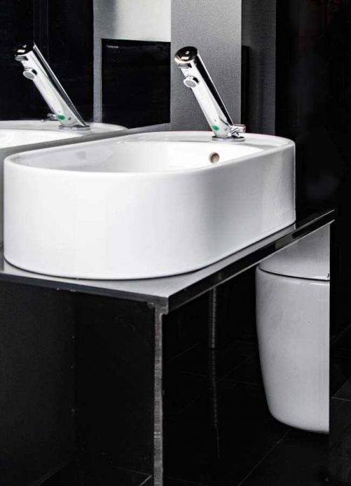 lavabo dei bagni non disabile, mobiletto che riflette il wc di design