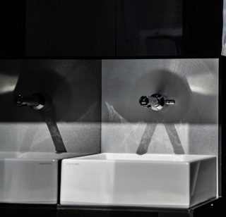 Dettagio lavabo rettangolare in bagno mobile di lusso