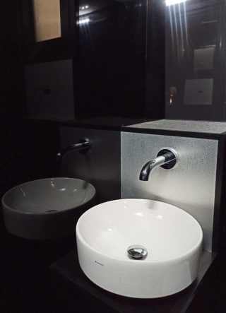 Lavabo tondo in bagno mobile di lusso