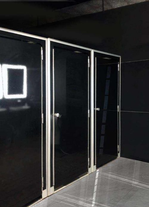 WC pod in finitura gloss black in ambiente indoor