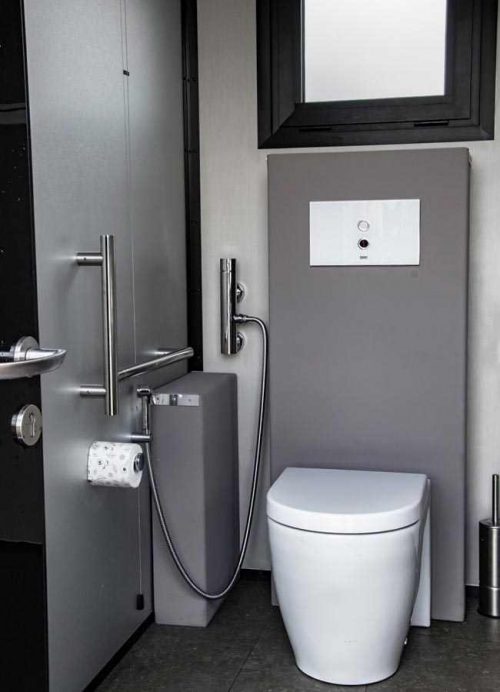 Bagno per disabili in struttura con due stanze da bagno indipendenti